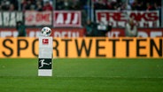 Logo eines Wettanbieters bei einem Spiel der Fußball-Bundesliga © imago images/Beautiful Sports 