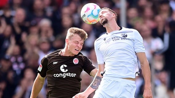 David Nemeth (l.) vom FC St. Pauli im Duell mit Janik Bachmann vom SV Sandhausen © Witters 