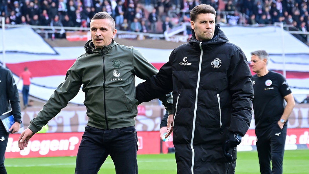 Trainer Mersad Selimbegovic (l.) vom FC Hansa Rostock mit Coach Fabian Hürzeler vom FC St. Pauli 