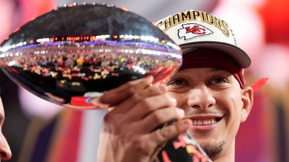 Kansas City Chiefs Quarterback Patrick Mahomes hält die Vince Lombardi Trophy nach dem Sieg. © Ashley Landis/AP/dpa 