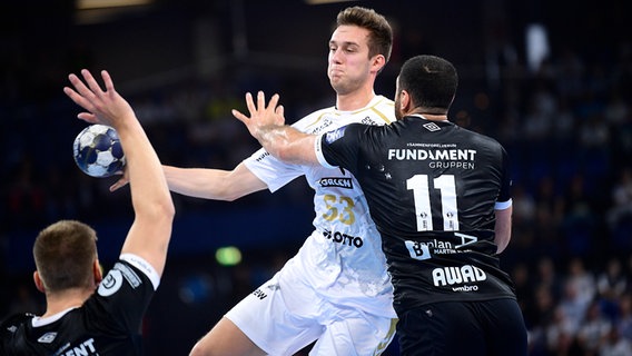 Nikola Bilyk (M.) vom THW Kiel im Champions-League-Gruppenspiel gegen Elverum in Aktion © IMAGO / Holsteinoffice 