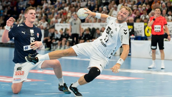 Petter Oeverby vom THW Kiel beim Torwurf. © Imago images / Eibner Foto: Marcel von Fehrn