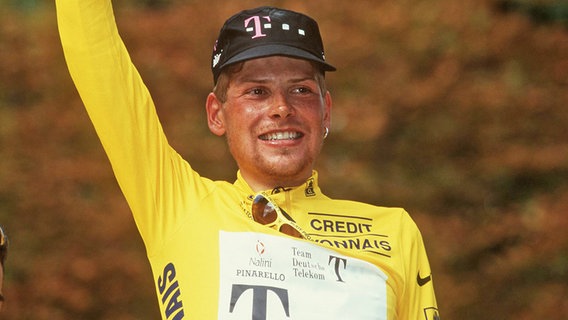 Rad-Profi Jan Ullrich bejubelt seinen Sieg bei der Tour der France 1997 © imago images / Sven Simon 