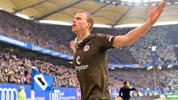 Henk Veerman vom FC St. Pauli bejubelt sein Tor zum 1:0 im Stadtderby beim Hamburger SV (Foto aus dem Jahr 2020) © Witters 