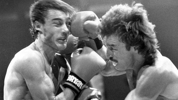 Boxer René Weller (r.) verliert seinen EM-Titel gegen Gert Bo Jacobsen (Dänemark) © imago/kicker 