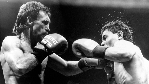 Boxer René Weller (l.) gewinnt die Europameisterschaft gegen Jose Maillo (Frankreich) © picture-alliance / dpa Foto: Marcus Thelen