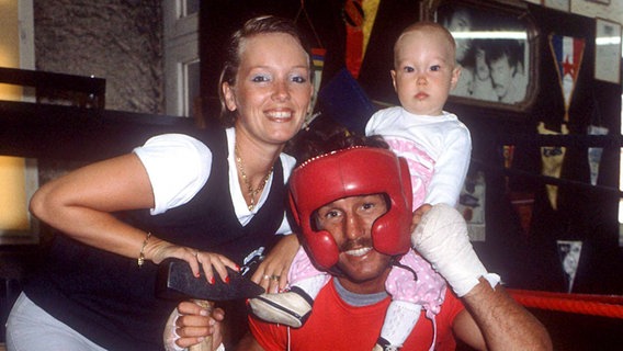 Boxer René Weller mit Familie © imago/WEREK 