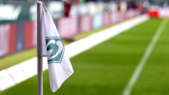 Eine Eckfahne mit dem Vereinswappen von Werder Bremen © imago images/Claus Bergmann 
