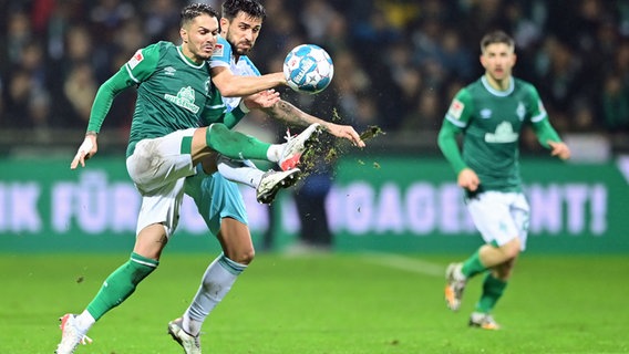 Werder Bremens Leonardo Bittencourt (l.) im Zweikampf © Witters 