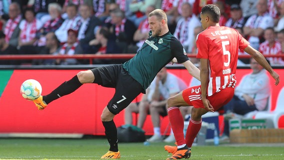 Marvin Ducksch (l.) von Werder Bremen im Duell mit Danilho Doekhi von Union Berlin © IMAGO / Jan Huebner 