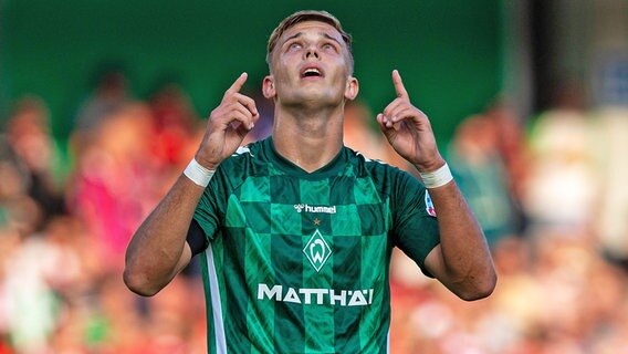 Keke Topp von Werder Bremen bejubelt sein Tor zum 1:0 im Pokalspiel bei Energie Cottbus © IMAGO / Matthias Koch 