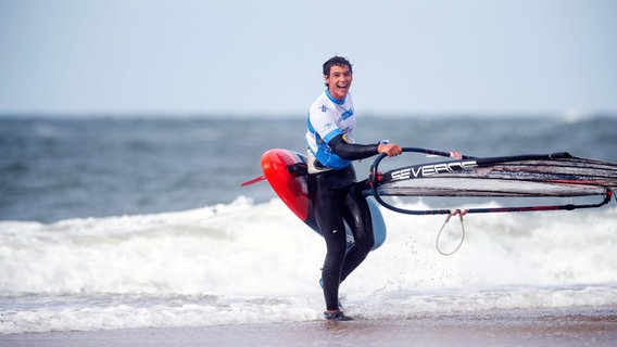 Der 19 Jahre alte Lennart Neubauer gewinnt beim Windsurf-Worldcup im Freestyle © picture alliance / Jens Hogenkamp 