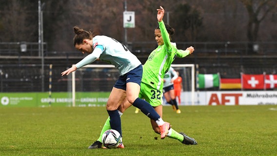 Sveindis Jane Jonsdottir (r.) vom VfL Wolfsburg im Duell mit Sara Agrez von Turbine Potsdam © IMAGO / Matthias Koch 