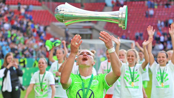 Alexandra Popp, Kapitänin des VfL Wolfsburg, wirft den DFB-Pokal in die Höhe © IMAGO / foto2press 