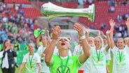 Alexandra Popp, Kapitänin des VfL Wolfsburg, wirft den DFB-Pokal in die Höhe © IMAGO / foto2press 