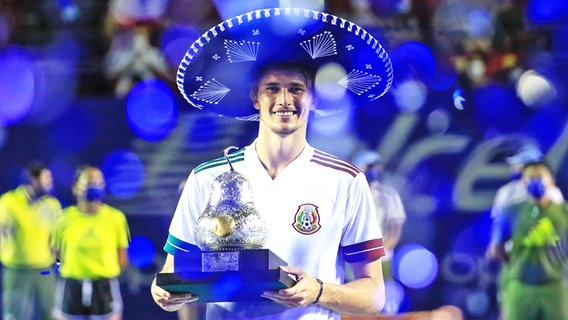 Tennis-Profi Alexander Zverev mit der Trophäe für seinen Turniersieg im mexikanischen Acapulco © IMAGO / Agencia EFE 