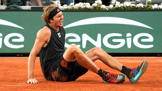 Tennis-Profi Alexander Zverev schreit im Halbfinale der French Open vor Schmerzen auf © IMAGO / Starface 