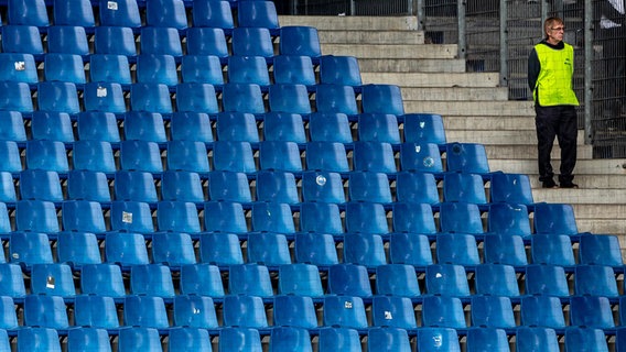 Leere Reihen in einem Stadion mit einem Ordner. (Themenbild) © picture alliance Foto: Philipp Szyza xim.gs