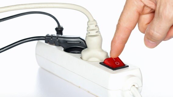 Eine Mehrfachsteckdose mit Schalter, der gerade betätigt wird. © fotolia.com Foto: rupbilder