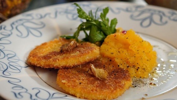 Panierte Steckrüben-Schnitzel mit Steckrüben-Ananasragout © NDR Foto: Florian Kruck