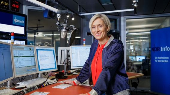 Die Moderatorin Susanne Stichler steht in einem Radiostudio © NDR/ Foto: Christian Spielmann