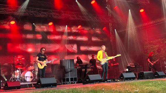 Sting steht auf der Bühne © NDR.de Foto: Susanne Hasenjäger