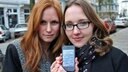 Marta Werner (rechst) und <b>Sarah Dannhäuser</b> zeigen die Smartphone-App der ... - stolpertonstein107_v-thumbnailgross