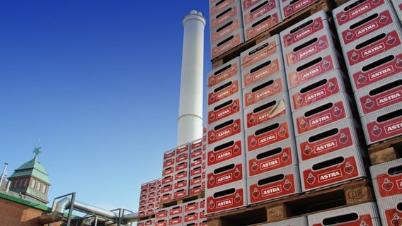 Blick auf einen hohen Turm übereinandergestapelter Bierkisten der Marke Astra auf dem Holsten-Brauerei-Gelände in Hamburg. © NDR Foto: Nils Kinkel