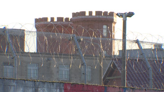 Stracheldraht und hohe Mauern - ein Gefängnis von außen. © NDR Foto: Dirk Möller