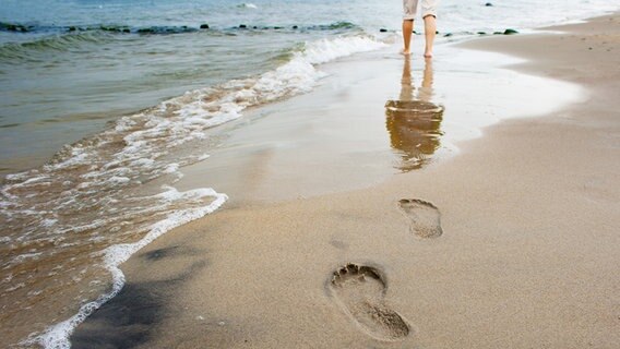 Fußspuren im Sand am Meer © photocase.de Foto: Radomir Tarasov