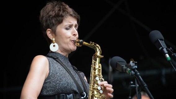 Karolina Strassmayer spielt Saxofon auf der Bühne der Jazz Baltica © picture alliance/dpa | Lutz Knauth Foto: Lutz Knauth