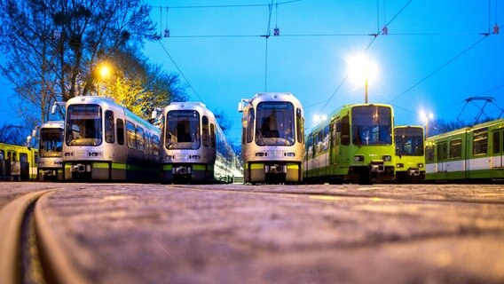 Niedersachsen, Hannover: Stadtbahnen stehen in der Morgendämmerung im Depot der hannoverschen Verkehrsbetriebe Üstra. © dpa-Bildfunk Foto: Hauke-Christian Dittrich