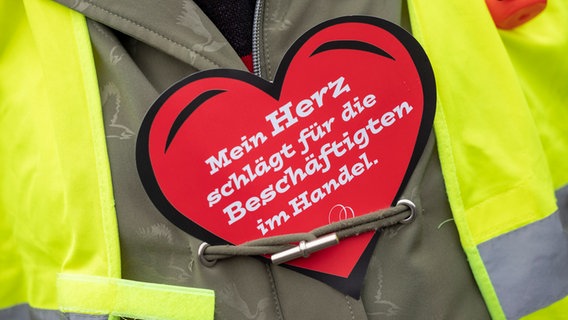Auf einem Plastikherz steht: "Mein Herz schlägt für die Beschäftigten im Einzelhandel". © dpa-Bildfunk Foto: Thomas Banneyer