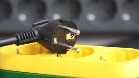 Ein Stecker liegt auf einer Mehrfachsteckdose. © picture alliance / Eibner-Pressefoto | Fleig / Eibner-Pressefoto Foto: Eibner-Pressefoto | Fleig / Eibner-Pressefoto