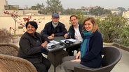 Die Korrespondenten aus dem Studio Neu Delhi sitzen auf der Dachterrasse: von links: Deepika Bose Andreas Franz Peter Hornung und Chralotte Horn Die Korrespondenten aus dem Studio Neu Delhi sitzen auf der Dachterrasse: von links: Deepika Bose Andreas Franz Peter Hornung und Chralotte Horn © NDR Foto: Peter Hornung