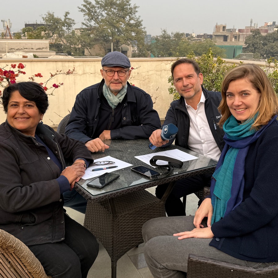 Die Korrespondenten aus dem Studio Neu Delhi sitzen auf der Dachterrasse: von links: Deepika Bose Andreas Franz Peter Hornung und Chralotte Horn © NDR Foto: Peter Hornung