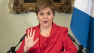 Schottische Premierministerin Nicola Sturgeon bei einer Pressekonferenz als sie Amt niederliegt © picture alliance / empics | Jane Barlow Foto: Jane Barlow