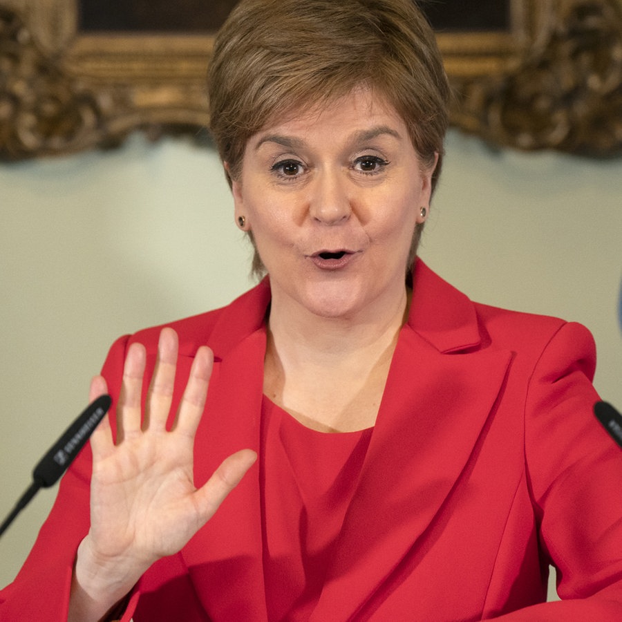 Schottische Premierministerin Nicola Sturgeon bei einer Pressekonferenz als sie Amt niederliegt © picture alliance / empics | Jane Barlow Foto: Jane Barlow