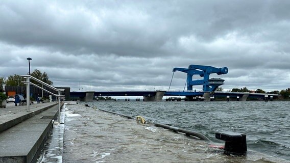 Hochwasser im Wolgaster Hafen. © NDR Foto: Tilo Wallrodt