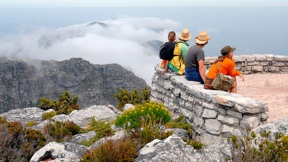 Touristen am Tafelberg (Südafrika), an einer Aussichtsplattform. © picture alliance / Protze-McPhoto 