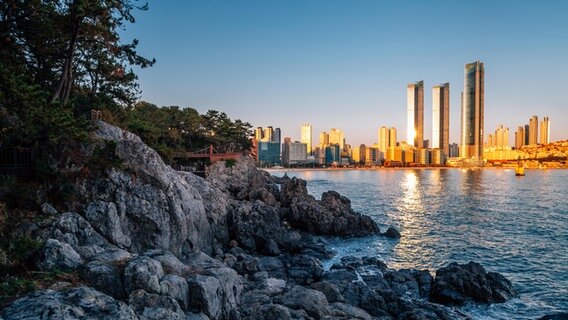 Haeundae Beach und die Insel Dongbaekseom im südkoreanischen Busan bei Sonnenuntergang. © picture alliance / Zoonar | Sanga Park 