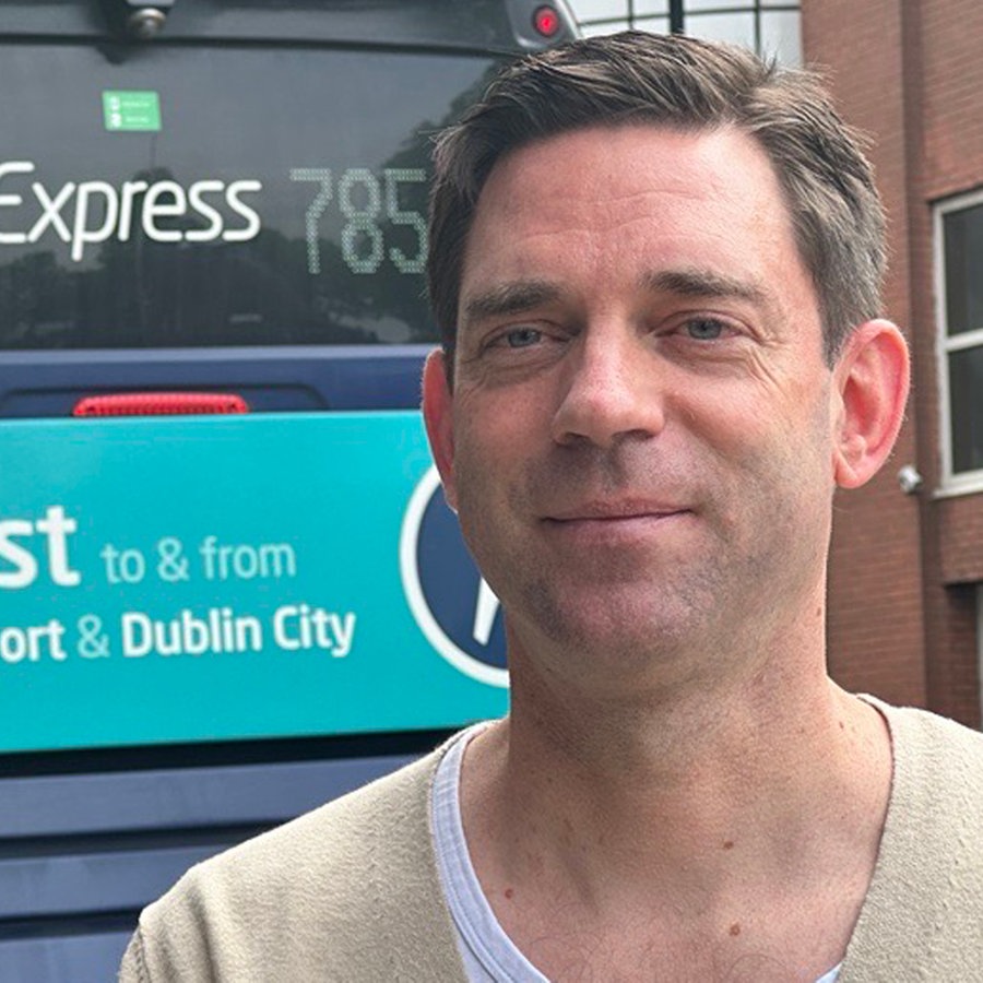 London Korrespondent Sven Lohmann steht in Belfast vor einem Bus © NDR Foto: Sven Lohmann