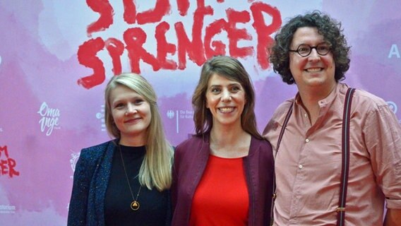 "Systembranger"Sutradara Nora Fingschedt (tengah) dengan produser Frauke Kolbmüller dan Jonas Weydemann © NDR Foto: Patricia Batlle