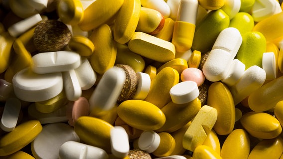 Tabletten, Kapseln und Pillen in verschiedenen Farben liegen in einem Medikamenten-Behälter © picture alliance / dpa Foto: Friso Gentsch
