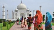 Inderinnen gehen zum Eingang des Taj Mahal © pixabay Foto: n.n.