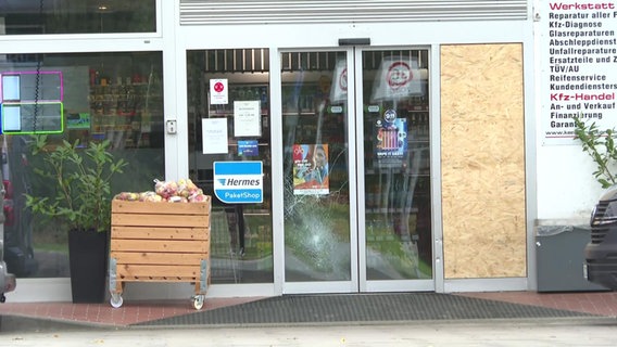 Zerstörter Eingangsbereich einer Tankstelle, die überfallen wurde. © NDR 