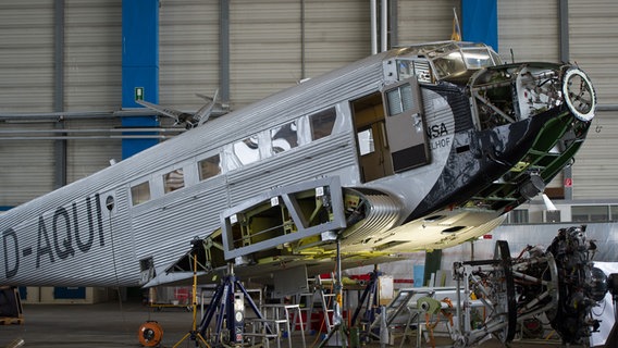 Die Junkers Ju 52 steht am 06.04.2016 in Hamburg auf dem Gelände der Lufthansa-Technik AG in einer Halle zur Inspektion. © dpa Foto: Lukas Schulze