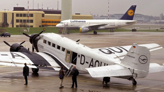 Das Traditionsflugzeug der Lufthansa, die "alte Tante Ju", steht am 6.4.2001 auf dem Rollfeld des Hamburger Flughafens. © dpa Foto: Ulrich Perrey
