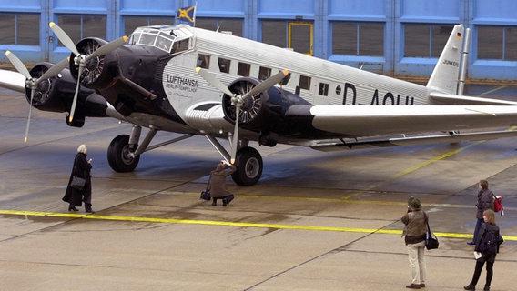 Das Traditionsflugzeug der Lufthansa, die "alte Tante Ju", steht am 6.4.2001 auf dem Rollfeld des Hamburger Flughafens. © dpa Foto: Ulrich Perrey