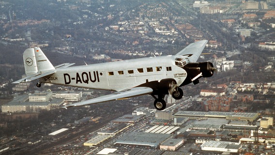 Eine Maschine des Typs Junkers JU 52 im Jahr 1986 über Hamburg. © dpa 